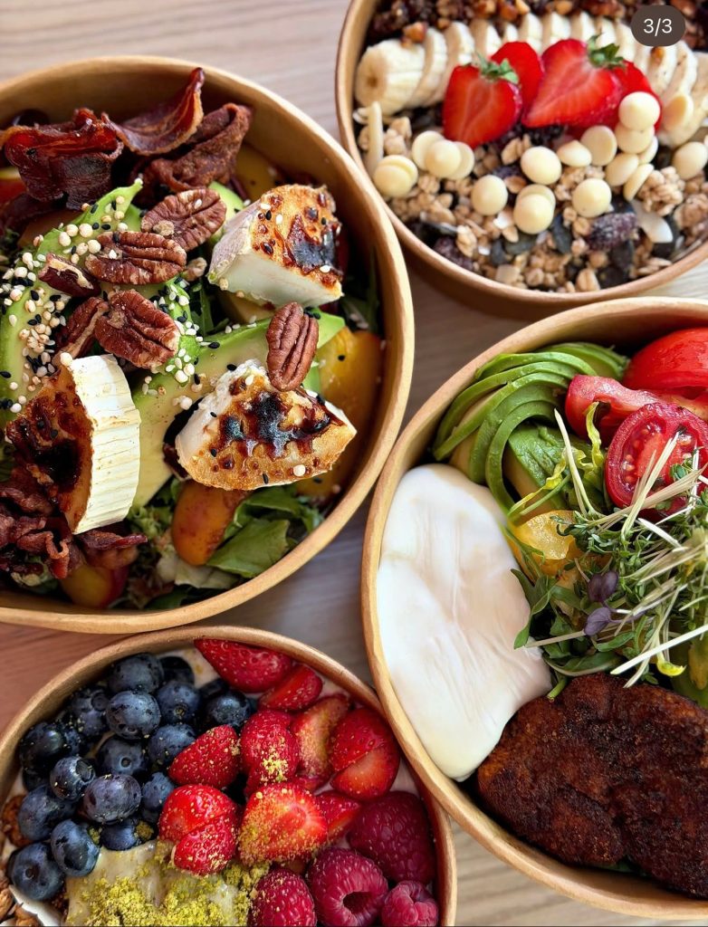 Frühstücksbowls und Stullen bei die Stulle am Savignyplatz in Berlin-Charlottenburg