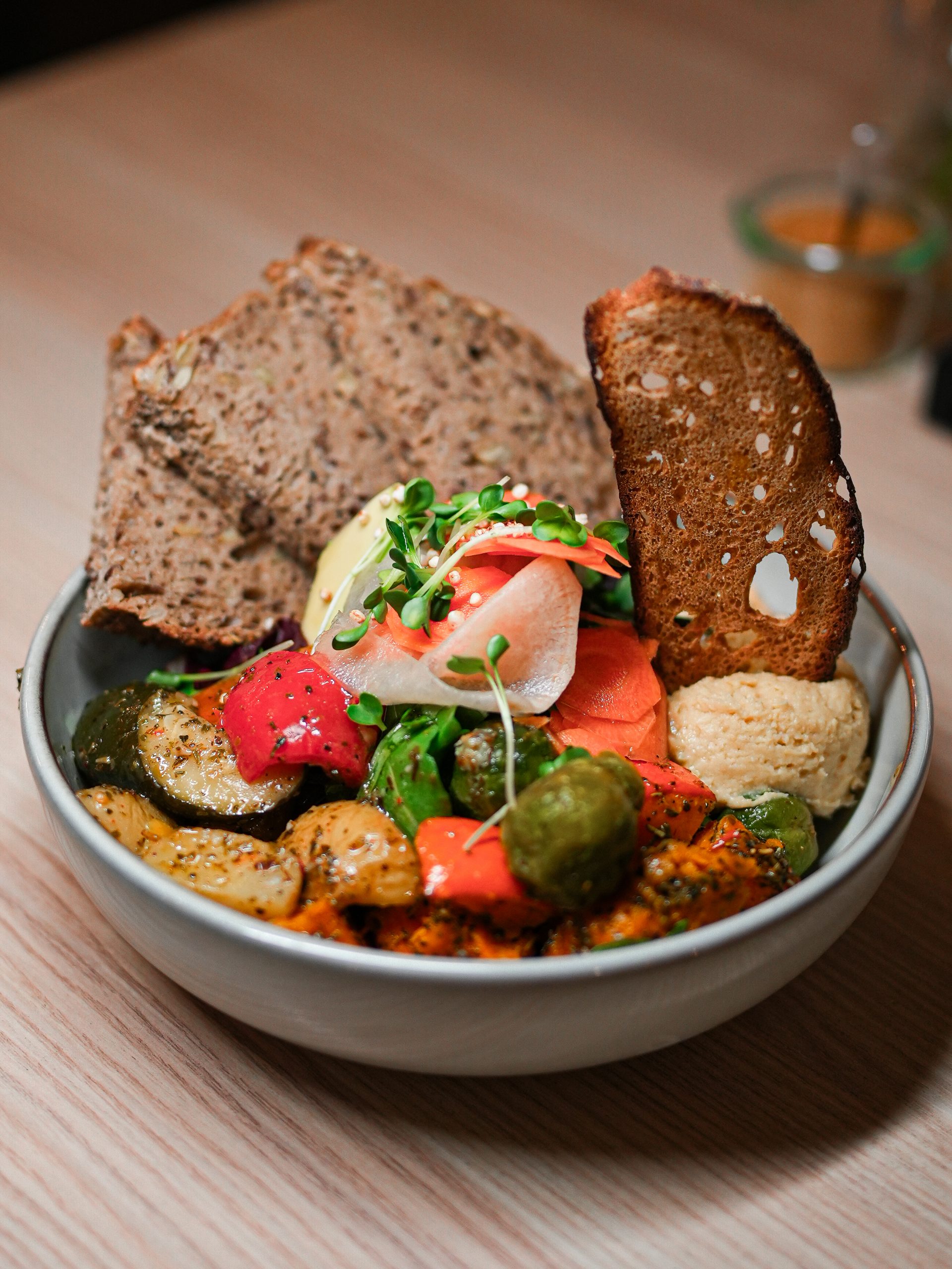 Gesundes, glutenfreies und laktosefreies Frühstücksgericht mit frischen Zutaten