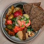 Laktosefreie vegane Bowl mit Ofengemüse, Hummus und Natursauerteigbrot bei die Stulle am Savignyplatz in Berlin