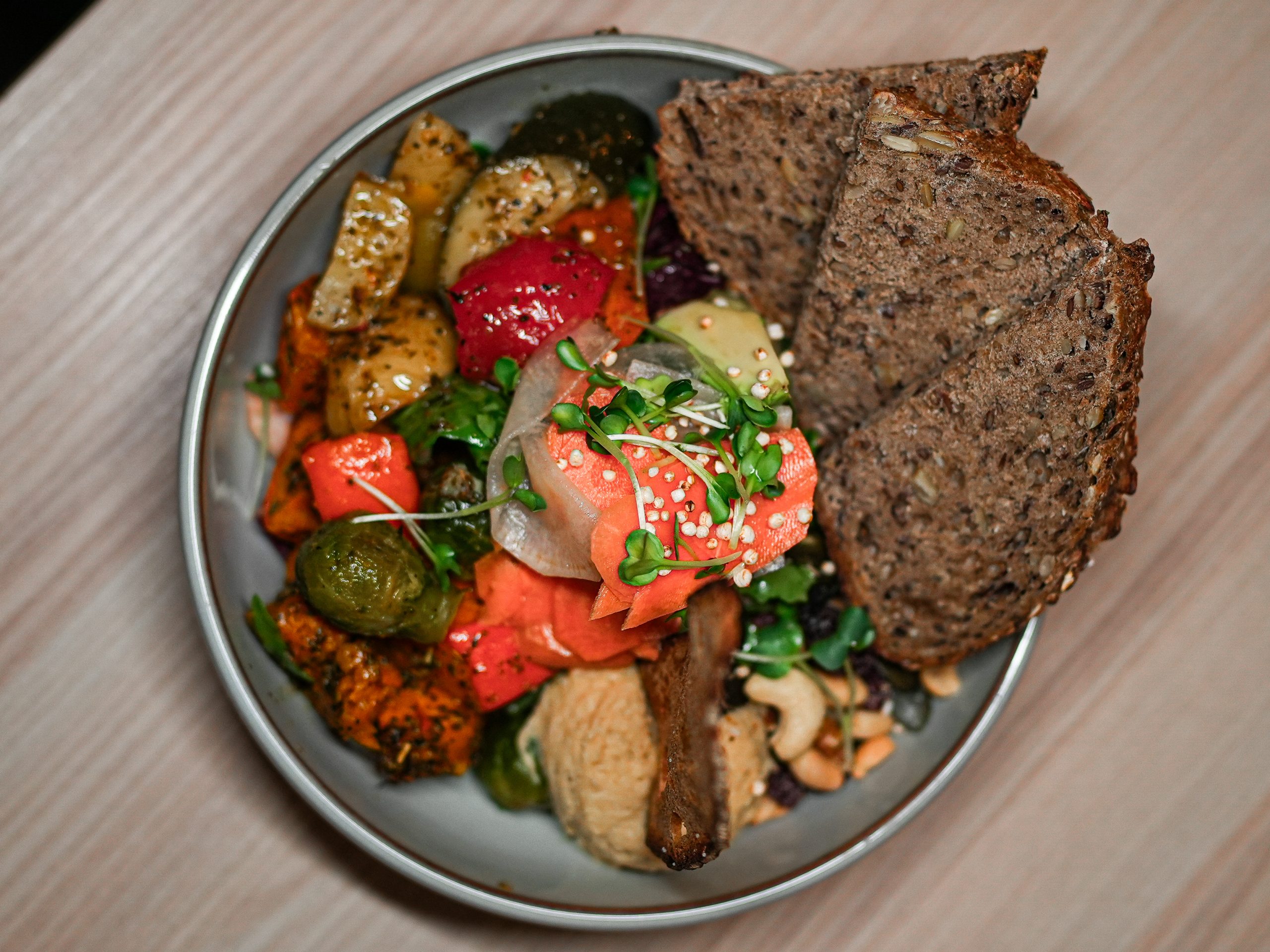 Laktosefreie vegane Bowl mit Ofengemüse, Hummus und Natursauerteigbrot bei die Stulle am Savignyplatz in Berlin