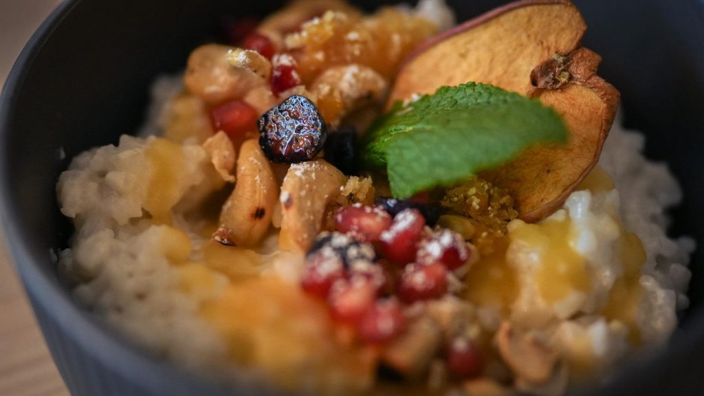 Frühstücksbowl mit Obst und Granola von die Stulle in Berlin