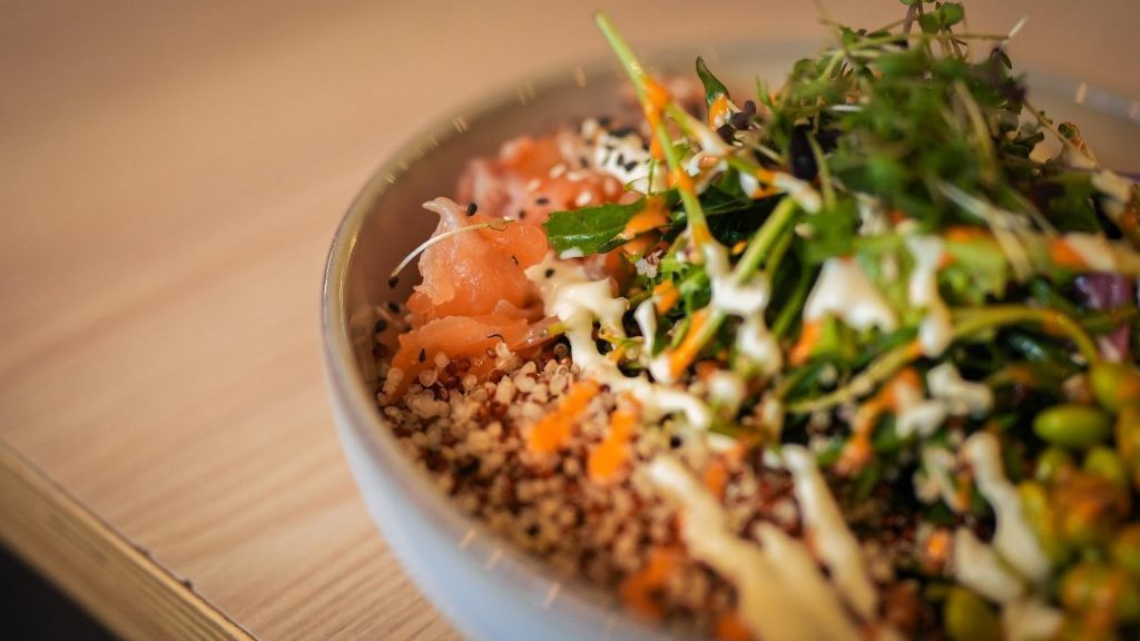 Quinoa-Bowl mit Gemüse und Kräutern bei die Stulle – ohne Brot und damit von Natur aus glutenfrei