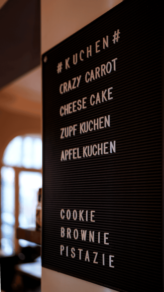 Kuchentafel bei die Stulle in Berlin mit Apfelkuchen, Zupfkuchen und Cheesecake
