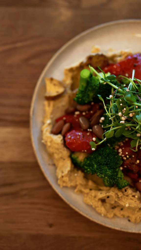 Vegane Bowl mit Hummus, Ofengemüse und Kräutern am Savignyplatz