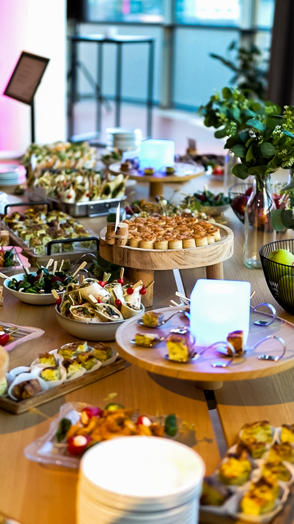 Frühstückscatering mit Stullen, Bowls und Kuchen von die Stulle in Berlin
